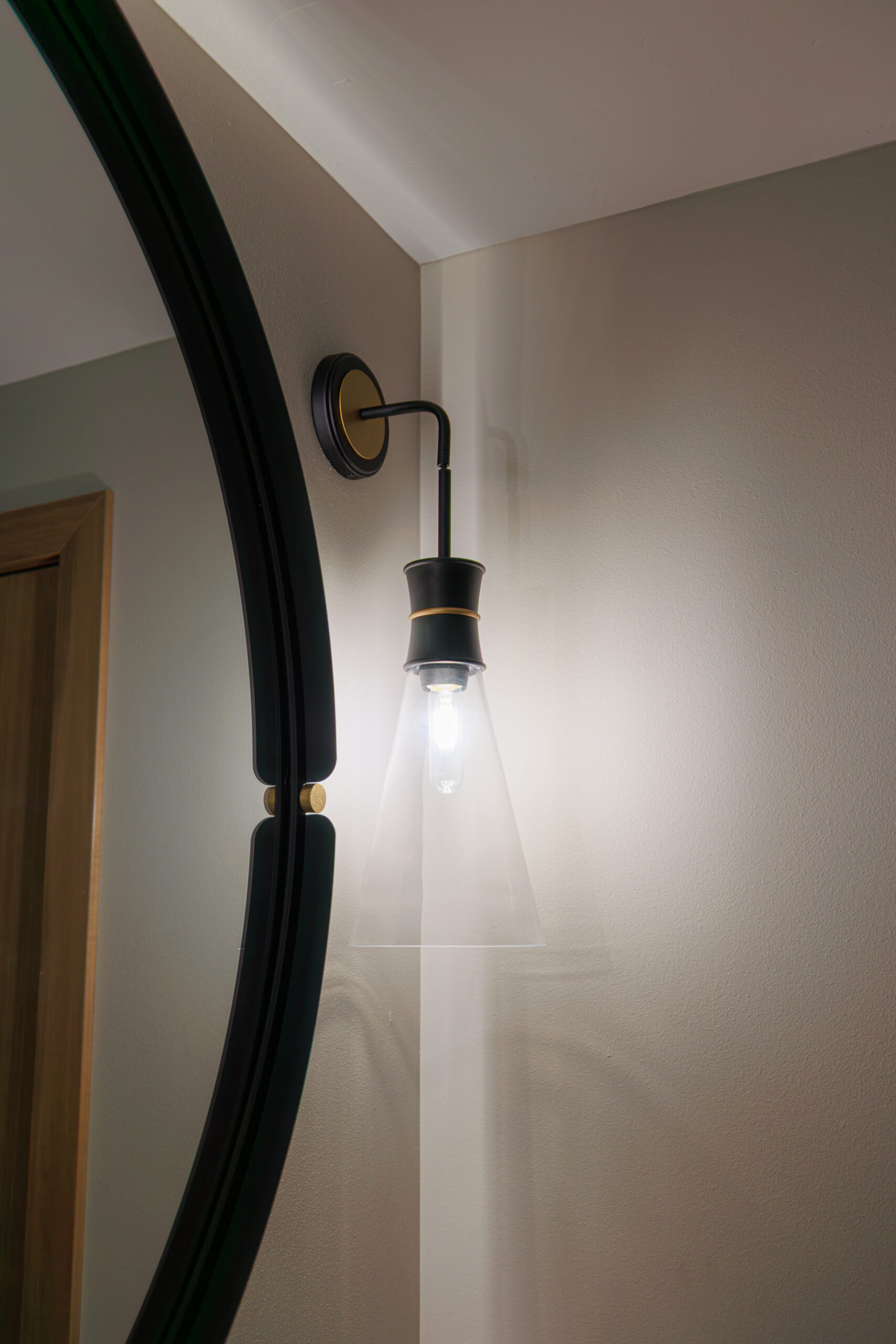 Wall mounted sconce